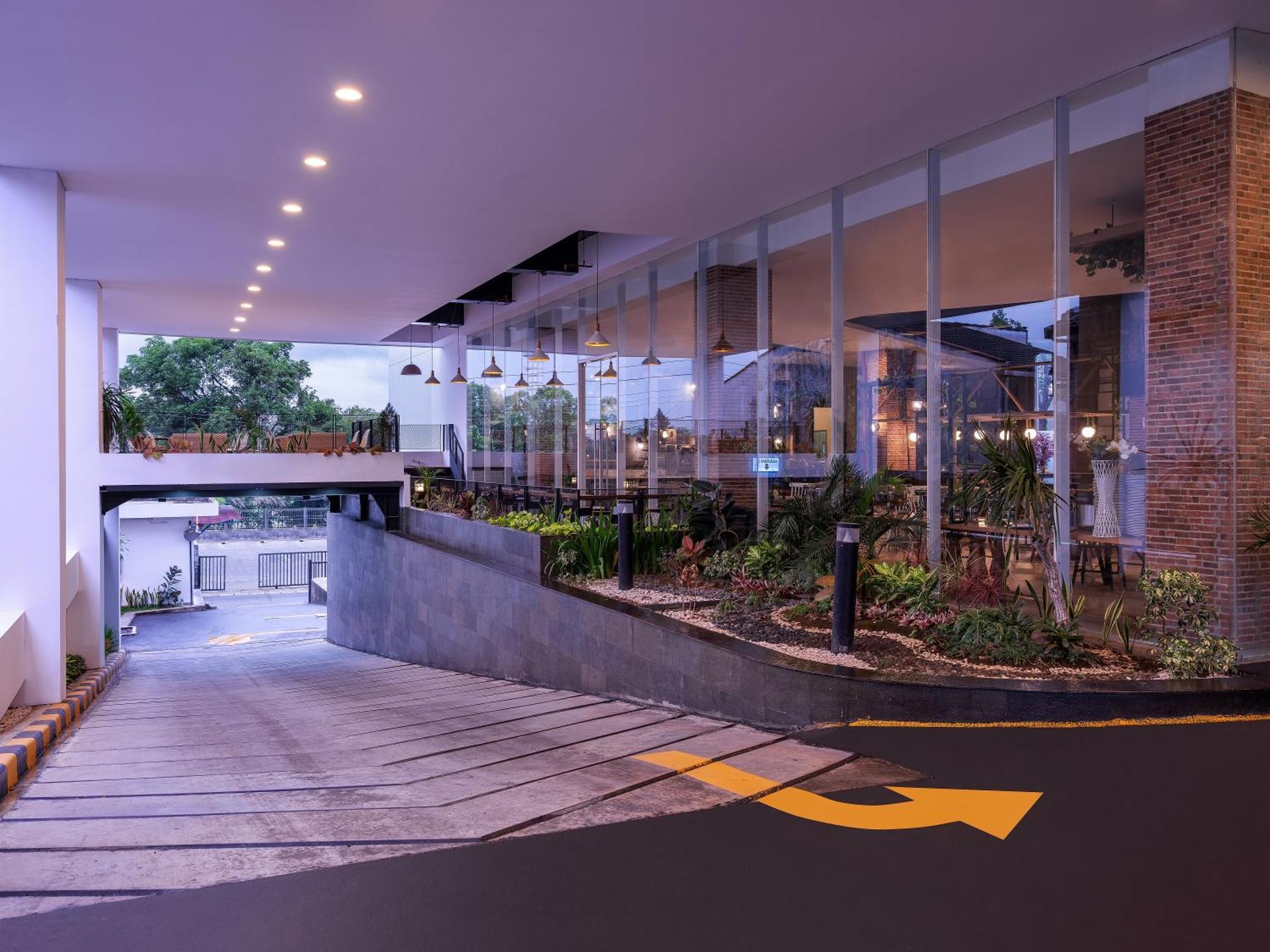Luminor Hotel Purwokerto By Wh Экстерьер фото